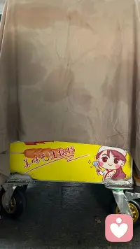 刚结束一场来访，忽然被路边小吃车的贴纸戳中了。“美味无法抵挡”，就像被倾听、被接住的瞬间，原来治愈和美食一样，都是能让人放下防备的温柔力量✨ 今天也做了别人的小小避风港呀。配图
