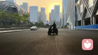 夕阳把影子拉长，前路在车流中延伸。
每一个晚归的人，心里都藏着一段故事。
生活难免披星戴月，情绪也偶有失控。

如果你觉得累了，就来这里歇歇。
我是砂石，一个懂你的倾听者。
听你说尽心事，陪你走过漫漫长夜。
路有尽头，而我，一直在等你。 🌆
#晚归的意义# #情绪疏导#配图