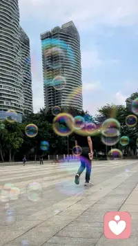 飘过的泡泡，转瞬即逝，像极了我们抓不住的情绪与执念。很多事本就如梦幻泡影，不必困在原地反复纠结。允许它来，也允许它走，我在这里，陪你接住每一份破碎的情绪。配图