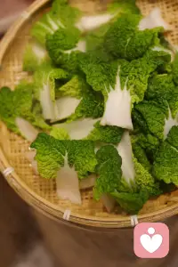 镜头里的南瓜，竹篮里的青菜，
都是生活给的温柔信号。
做倾听师的日子，见过太多情绪起伏，
更懂一餐热饭、片刻宁静的珍贵。
简简单单，就是最好的生活。配图