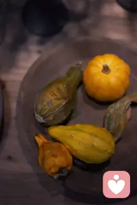 镜头里的南瓜，竹篮里的青菜，
都是生活给的温柔信号。
做倾听师的日子，见过太多情绪起伏，
更懂一餐热饭、片刻宁静的珍贵。
简简单单，就是最好的生活。配图