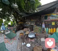 今天躲进我的秘密基地，和江水、柴火、烟火气待在一起。
网兜摇摇晃晃，锅里咕嘟咕嘟，烤肉滋滋作响，所有紧绷的神经，都被自然慢慢揉开了。
很多时候，我们都需要这样一个不用说话、不用扮演谁的角落，只做自己，只被风与烟火接住。
如果你也累了，不妨慢下来，听听自己的心跳，也听听风里的声音。✨配图