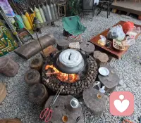 今天躲进我的秘密基地，和江水、柴火、烟火气待在一起。
网兜摇摇晃晃，锅里咕嘟咕嘟，烤肉滋滋作响，所有紧绷的神经，都被自然慢慢揉开了。
很多时候，我们都需要这样一个不用说话、不用扮演谁的角落，只做自己，只被风与烟火接住。
如果你也累了，不妨慢下来，听听自己的心跳，也听听风里的声音。✨配图