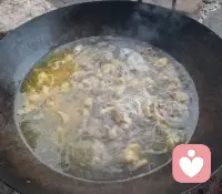 今天躲进我的秘密基地，和江水、柴火、烟火气待在一起。
网兜摇摇晃晃，锅里咕嘟咕嘟，烤肉滋滋作响，所有紧绷的神经，都被自然慢慢揉开了。
很多时候，我们都需要这样一个不用说话、不用扮演谁的角落，只做自己，只被风与烟火接住。
如果你也累了，不妨慢下来，听听自己的心跳，也听听风里的声音。✨配图