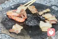 今天躲进我的秘密基地，和江水、柴火、烟火气待在一起。
网兜摇摇晃晃，锅里咕嘟咕嘟，烤肉滋滋作响，所有紧绷的神经，都被自然慢慢揉开了。
很多时候，我们都需要这样一个不用说话、不用扮演谁的角落，只做自己，只被风与烟火接住。
如果你也累了，不妨慢下来，听听自己的心跳，也听听风里的声音。✨配图