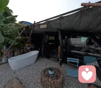 今天躲进我的秘密基地，和江水、柴火、烟火气待在一起。
网兜摇摇晃晃，锅里咕嘟咕嘟，烤肉滋滋作响，所有紧绷的神经，都被自然慢慢揉开了。
很多时候，我们都需要这样一个不用说话、不用扮演谁的角落，只做自己，只被风与烟火接住。
如果你也累了，不妨慢下来，听听自己的心跳，也听听风里的声音。✨配图