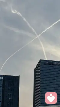 看着天空里交叉的航迹线，想起了很多人的“落差时刻”。
在岗时门庭若市，退下来后门可罗雀，是很多人都懂的无奈。
光环终会随着岗位落幕，重要的是，我们始终记得自己是谁。
愿我们都能在人来人往中，守住内心的那片平静。配图