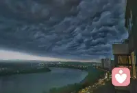 就像这暴风雨前的天空，你此刻的压抑和沉重，也都是真实的。
那些翻涌的情绪，不是你的错，只是天气变了而已。
不用逼自己立刻撑住，也不用假装平静。
我在这里，陪你等风来，也陪你等雨停。配图