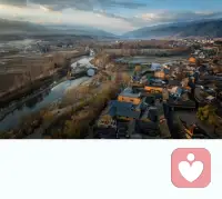 在丽江大理之间，沙溪把时光慢了下来。
世间步履匆匆，人心总在奔波内耗，我们都需要一处安放情绪的角落。
我是倾听师，安静听你心事、接纳你的委屈与迷茫，不评判、不说教。
愿你卸下伪装，有人懂你所有不易，温柔陪你渡过低落时刻。🌿配图