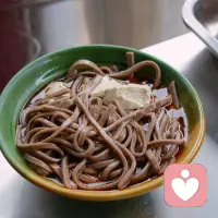 今天的治愈，来自这碗朴素的荞面豆花。
深褐的面，嫩白的豆花，红油的香气漫上来。
就像有些情绪，不用急着理清，不用强迫自己立刻“好起来”。
慢慢来，总有一碗热食，能接住你此刻的不安。配图
