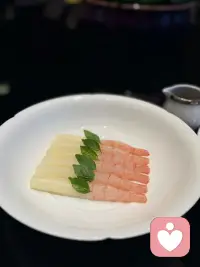 白的蒲菜，粉的甜虾，简单得很，却吃出了被认真对待的温柔。就像倾听里最动人的部分，不是多华丽的辞藻，而是愿意接住你所有情绪的那份真诚。配图