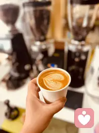 还是每天的一杯咖啡，都已经成为生活的一部分，你还能怎么样呢？，无非就是把花拉好，把咖啡萃取好，把奶泡打得更绵密，手法更稳定，对于每一个动作极致的追求，仿佛就是对自己人生的一种修炼和提升。