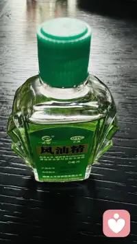 这瓶小小的风油精，像个沉默的陪伴者。犯困时提神，蚊虫叮咬时止痒，就连心烦意乱时，闻一下也能让纷乱的情绪慢下来。生活里的很多小确幸，不就是这样吗？不起眼，却总能恰到好处地帮你度过难熬的瞬间。