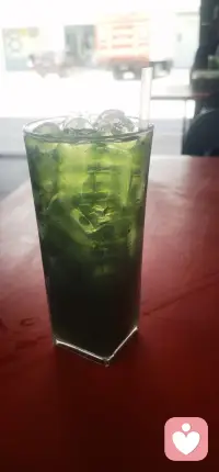 马来西亚的菠菜冰，绿得像把夏天的风揉进了杯子里。天热的时候，生活也需要一点这样的“绿”呀——不用急着赶路，先让冰碴子的凉意，慢慢把心里的燥热都化开。