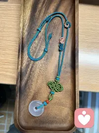 在家编绳的时光，像极了做倾听的意义。慢慢理线、打结，把纷乱的思绪收束成安稳的结，就像把心底的褶皱轻轻抚平。手工慢，心也慢，脑子不慌，情绪也跟着柔软下来。