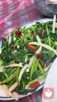 别人的520是鲜花礼物、甜蜜告白，而我眼前，是阿公阿婆随手清炒的一盘红薯叶。

世间最好的爱意，从来都不是轰轰烈烈的仪式。是三餐四季里平淡的烟火，是岁岁年年里安稳的陪伴，不用昂贵铺垫，不用刻意讨好。

就像人心深处最踏实的温柔，朴素、干净、长久。不用奔赴盛大浪漫，有人陪你吃寻常饭菜，懂你三餐冷暖，便是一生最好的520礼物❤️配图