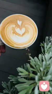 一杯咖啡，藏着治愈人心的力量。萃取、打奶、细心拉花，全程沉下心投入。在繁琐日常里，独享一段专注松弛的时光。
打磨纹路，斟酌细节，反复练习亦是默默坚持。成年人常常被焦虑裹挟，难得全然放空。静下心做好一件小事，抚平内心浮躁。于烟火细碎中安顿情绪，在片刻专注里，寻得内心平和，慢慢与生活温柔相处。配图