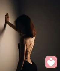 看似清冷优雅的背影，单手抵着墙面，在昏暗光影里藏住心事。很多女性习惯独自撑住情绪，外表从容克制，独自消化委屈与疲惫。人前故作坚强，独处时才敢流露脆弱。成年人大多把心酸隐匿，用沉默对抗孤独。我们总羡慕别人的洒脱，却不懂每一个隐忍的身影，都藏着无人倾诉的挣扎。愿每个硬撑的人，都能被温柔共情，不必独自负重前行。配图