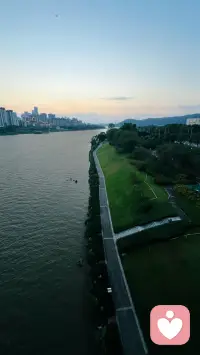 救命！我不会是倾听师里，只会拍江景发微博的显眼包吧😂 傍晚的蓝调时刻真的杀疯了，这条江景步道延伸线直接戳中我心巴！

每天对着手机接情绪单，转头就被江边的风治愈。就算没人看，我也要当朋友圈里最会拍风景的倾听师！毕竟能接住别人的情绪，也能接住自己的松弛时刻✨配图