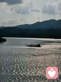 一半烟火人间，一半山水温柔。
做倾听师的日子，白天接住别人所有情绪心事，治愈千万种不开心；傍晚躲进湖畔晚风里，看落日铺满湖面，尝一口清甜鲜美的广西鱼生。

不用追赶喧嚣，只用心听故事、温柔渡人心。山水治愈眼睛，美食抚慰肠胃，安静接纳所有情绪。
世间万般烦恼，都抵不过落日温柔、湖风绵长。慢慢倾听，慢慢生活，好好治愈自己，也温柔陪伴每一个奔赴而来的灵魂✨配图