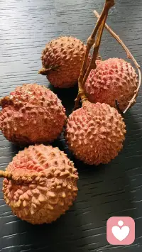 又到荔枝上市的时节，今年的桂味价格一路走高，68元一斤的价格，让人忍不住感叹夏日的小美好，也开始有了成本的考量。

我们总在为生活精打细算，一边贪恋清甜回甘的滋味，一边又会在价格面前犹豫纠结。其实这也是成年人的常态，向往美好，却也不得不权衡取舍。

不必苛责自己，偶尔的犹豫，也是对生活的认真。愿我们都能在烟火日常里，找到属于自己的那份清甜🍃配图