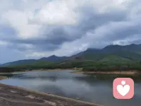 倾听师的日常，一半是山水清宁，一半是人间烟火。
这段时间来访单不算多，日子慢了下来，少了深夜倾听的忙碌，多了几分与自己相处的时光。
看青山映碧水，品一锅热辣小龙虾，在烟火与风景里慢慢沉淀。
哪怕暂时没有订单，生活也自有节奏。守好内心的温柔与耐心，静静等候需要倾诉的灵魂，愿每一份等待，都能换来相逢的温暖。配图