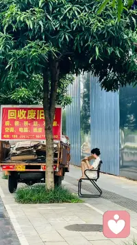 别再以为倾听行业是避风港了！
原本只需要400万外卖骑手，如今已经卷到2000万人；心理赛道从业者更是暴增至7500万。
看看街头这一幕，连收废品都开始有年轻人认真守岗。
行业红利早已退去，存量厮杀愈演愈烈。如果身为倾听师的你，还不深耕共情能力、打磨专业功底，躺平摆烂，很快你会发现，内卷之下，最后连转行收废旧的机会，都轮不到你。配图