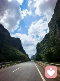 骑行与倾听｜做别人的情绪树洞，也给自己留一片山野

盛夏的山路骑行，热浪裹挟着汗水浸透衣衫，车轮碾过绿意，也碾散心底积攒的疲惫。

做倾听师的日子，总在承接他人的焦虑与内耗，把温柔留给来访者，却常常忽略自己。

挥汗前行的过程，是独属于我的情绪出口。在风与山林间卸下紧绷，在爬坡喘息里接纳所有情绪。先安顿好自己，才能带着更平和的力量，去接住每一份托付。

#倾听师日常 #骑行疗愈配图