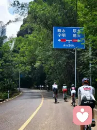 骑行与倾听｜做别人的情绪树洞，也给自己留一片山野

盛夏的山路骑行，热浪裹挟着汗水浸透衣衫，车轮碾过绿意，也碾散心底积攒的疲惫。

做倾听师的日子，总在承接他人的焦虑与内耗，把温柔留给来访者，却常常忽略自己。

挥汗前行的过程，是独属于我的情绪出口。在风与山林间卸下紧绷，在爬坡喘息里接纳所有情绪。先安顿好自己，才能带着更平和的力量，去接住每一份托付。

#倾听师日常 #骑行疗愈配图