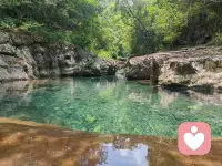 暑气裹挟烦躁时，躲进山林清潭便是最好治愈。踩着微凉山岩浸入透亮山泉，碧绿溪水漫过肌肤，所有紧绷的情绪顺着流水慢慢消散。做倾听师久了，总在承接别人的疲惫，唯有置身山野碧水，才能把积攒的心事交给叮咚溪流。自然从不说安慰的话，却能用一池清凉抚平内心褶皱。偶尔逃离喧嚣，和山水独处，才有力气继续接住世间万般倾诉。