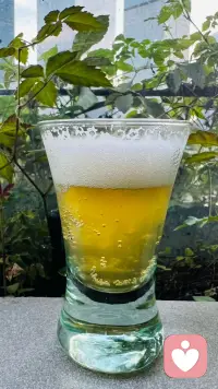 清静寺旁晚风徐徐，暮色漫过枝叶缝隙，斟上一杯满是原生麦香的啤酒。金黄酒液裹挟细密气泡缓缓升腾，绵密泡沫浮在杯口，醇厚麦香顺着晚风漫开。
抛开白日琐碎，就靠着石台静看落日隐于楼宇绿植间。没有喧嚣纷扰，一口入喉清冽回甘，麦芽的纯粹在舌尖慢慢舒展。寺院暮色配鲜爽啤酒，烟火与禅意撞了个满怀，平凡日子的惬意，大抵就藏在这一刻的松弛里。