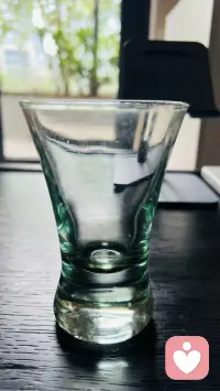 还是这只浅绿色玻璃杯，今天里面没有啤酒和清水。心里翻涌着万千感慨，说到底还是藏着几分舍不得。