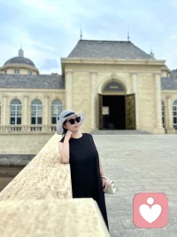 站在这里，风很轻，建筑很稳，阳光也不急着赶路。
你不用急着整理好情绪，也不用硬撑着假装没事，想说多久都可以，我会认真听。配图
