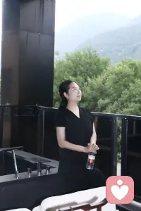 站在窗边，看着远处的山，忽然觉得很多烦恼，也像眼前的云雾一样，慢慢就散了。
 
慢慢才懂得：不必急着逼自己好起来。允许自己有发呆、放空、抬头看风景的时刻，就是在悄悄给心松绑。配图