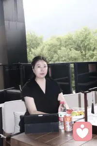 窗外是树影和远山
我在这里，安安静静地等你开口。
 
那些说不出口的委屈
深夜翻涌的情绪
无人理解的迷茫
都可以在这里被好好接住。配图