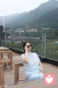 山居静处，远山懂人心。
 
我是倾听师，
专门收纳那些难以开口的情绪。
 
不用硬撑，
不用伪装，
 
来到这里，
你可以安心卸下所有防备，
好好说说话。配图