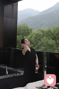 山野无声，却懂所有说不出口的难过。
 
站在山间吹风，才懂太多人：
白天假装平和得体，
深夜陷在胡思乱想与无尽内耗。
 
不必独自硬扛满心委屈，
我是倾听师，愿意静静接住你所有难以言说的心事。配图