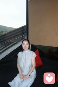窗外的山野有阴晴，
人的内心也难免褶皱丛生。
 
不必独自消化所有委屈，
不用硬撑完美的模样。
 
在这里没有评判，
只有全然接纳的倾听，
允许你好好释放自己。配图