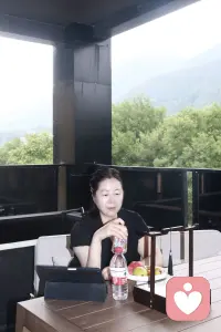 躲进山林露台放空片刻。
 
作为倾听师，见过太多人困在自我内耗里。
 
山水从不会评判情绪，我也不会。
 
不必硬撑乐观，你的疲惫、纠结、难过，都值得被好好听见。配图