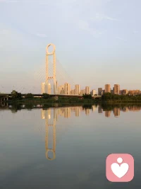 河面把整座桥温柔复刻，世间所有清晰的倒影，都源于水面愿意接纳全部光影。
 
人也一样，长期压抑自己的情绪、事事迁就他人，内心便会像起皱的湖水，再也映不出完整的自己。不必强迫自己永远懂事，你的委屈与疲惫，同样值得被好好看见。配图