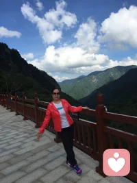 山野包容心事
我包容你
有难言的情绪
尽管说与我听配图