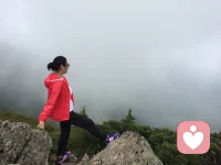 山间大雾遮不住前路，
心里的迷雾也终会散开
我在这里听你慢慢说