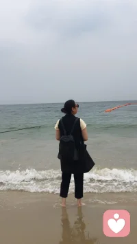 站在海边
听海浪反复诉说心事
不必急着释怀
允许情绪慢慢被潮水带走
我在这里
安静听你所有说不出口的委屈