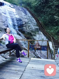 总偏爱山林流水
山间风会接住所有没说出口的疲惫
不必急着赶路
允许自己坐下来放空片刻
你的情绪
也值得一处安静停靠的角落