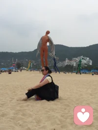 望着沙滩上带翅膀的巨人
忽然懂我们都困于现实

心向远方
有心事尽管说

我安静听