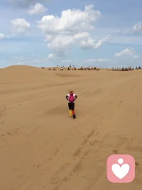 黄沙漫漫
前路开阔

困住你的
从来不是荒漠
是不肯往前走的心

愿意倾诉
我便静静听