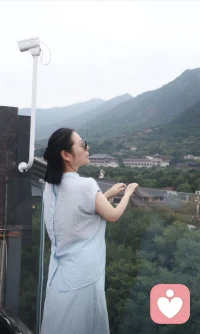 站在山边看层层绿意
忽然懂了
每个人心里
都藏着一座连绵的山
不必独自翻越
我在这里
安静听你所有心事
