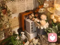 今天在书桌前放了一盆小雏菊，看着它从花苞到绽放，突然想到：我们的情绪，不也像这花吗？需要阳光，也需要允许它慢慢生长。
 
最近收到很多朋友的私信，说“压力大到喘不过气”“不知道为什么总是不开心”。其实啊，情绪从来不是洪水猛兽，它只是在提醒你：该给自己按个暂停键了。
 
如果此刻你正被焦虑、迷茫包裹，不妨试试这个小方法：找一张纸，把心里的“小怪兽”写下来——它是什么颜色？它在说什么？写完后，对着它说：“我看见你了，谢谢你提醒我。”
 
记住，你不需要时刻“正能量”，偶尔的脆弱也是勇气的一部分。我在这里，做你随时可以停靠的树洞。
 
#情绪树洞 #心理成长 #自我关怀配图