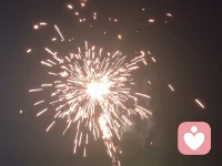 世界很吵，我想认真听你说。
开心可以分享，难过可以倾诉，不用独自消化。
我在这里，陪你慢慢变好。配图