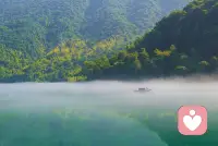 你不用一直坚强，
不用逼自己立刻好起来，
更不用因为心里的混乱，
就觉得自己糟糕、不堪、没用。

你现在的累，
不是懒，不是废，
是过去的伤，在慢慢愈合；
是藏了太久的情绪，终于敢出来透气。

什么都不干也没关系，
发呆也没关系，
睡不着也没关系，
你不需要时时刻刻都有用。

你可以脆弱，可以迷茫，可以反复，可以不安，
可以有说不出口的渴望，
也可以有挥之不去的羞愧。
这些都不是你的错，
只是你受过的苦，在提醒你：
你该好好抱抱自己了。

你不是天生要低头、要顺从、要讨好，
你只是太缺安全感，
太想被稳稳接住。

允许一切发生，
允许自己慢慢来。
你不用成为谁，不用满足谁，
只要安安静静做你自己，
就已经足够好，足够珍贵，足够值得被爱。

今天，
就放过自己吧。
你已经很努力在活着了，
真的，辛苦了。